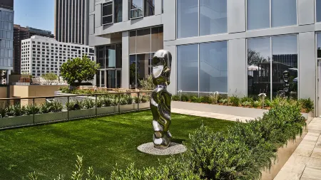 Conrad Los Angeles Отели рядом с достопримечательностью «Знак Голливуда»