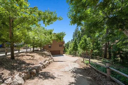 Traditional A-frame Luxe Cabin in Crestline Ca. 3bed3bath/3LVL/PRVT SPA/5+PRKING