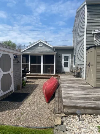 3 bedroom waterfront house with large yard and Gorgeous view of Braddocks Bay Отели в г. Грис