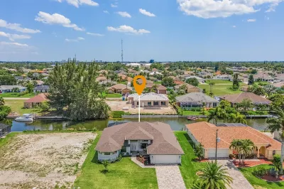 Cape Villa Family Friendly Canal front 4 Bedroom Southern Facing Heated Pool Spa Cape Coral Sport Complex附近的飯店