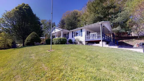 Charming 4-bed cottage with hot tub and stunning lake views in beautiful Logan.