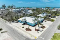 Single Level Home- 1 Minute Walk to the Beach- 5 minute walk to Restaurant/Shops Hotels near Dollar Tree