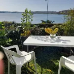 Wooden chalet with sea view, lovely garden, 5-minute walk to the beach. Dogs welcome. - Hytter