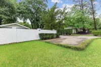 Stylish & Serene Bungalow - 2BR - Fireplace - Backyard Hotel in zona Columbus Museum
