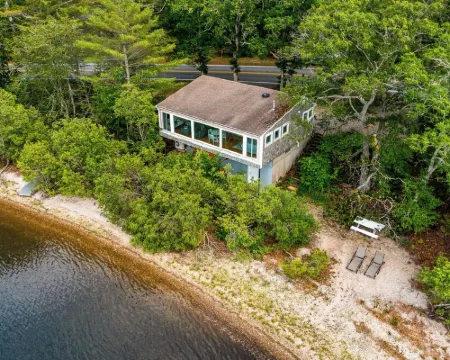 WOW View! Waterfront Cottage. Private Beach, King Bed, Full Kitchen. Relax&Enjoy โรงแรมในSandwich