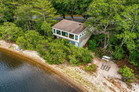 WOW View! Waterfront Cottage. Private Beach, King Bed, Full Kitchen. Relax&Enjoy Отели рядом с достопримечательностью «Санди Нек Бич»