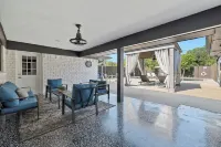 Sleeps 20 w Heated Pool & Billiards by Dal Airport - สระว่ายน้ำส่วนตัว