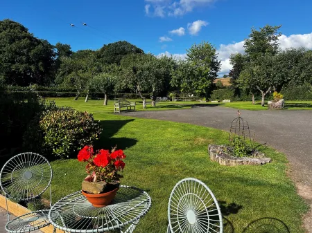 Studio-King Bed-Wye Valley Views Отели в г. Ллантризант Фор