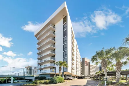 Mainsail 131 - Beachfront 2Br with Free Seasonal Beach Service