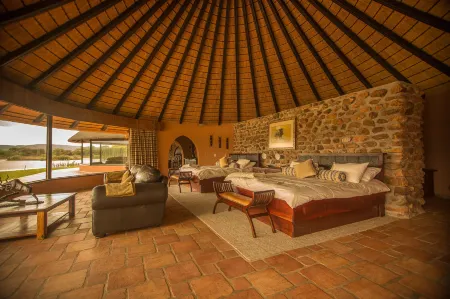 Mount Etjo Safari Lodge Отели в г. Очиваронго