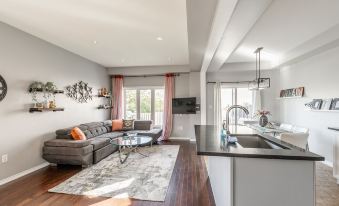 Luxury 3Br 2BA Townhome with Private Hot Tub, Gym, BBQ by Globalstay