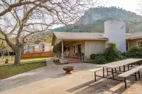Seven Bluff Cabins Hotels near Garner State Park