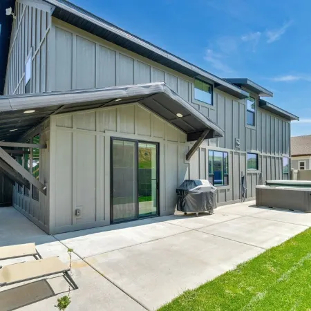 New Spacious Family Friendly Home! Hot Tub, Play Room, Pebble Ice, Pool Table!