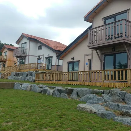 Daegwallyeong Solbawee Log-Housing Pension Отели рядом с достопримечательностью «Ранчо Самян»