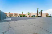 Royal Plaza Inn - parking