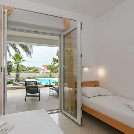 Seagull Pool Apartments & Studios