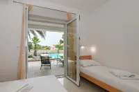 Seagull Pool Apartments & Studios