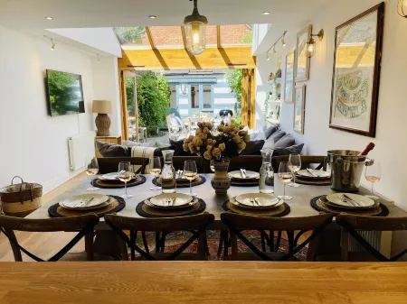 Dolls House - Luxury Townhouse - from 400 Per Night