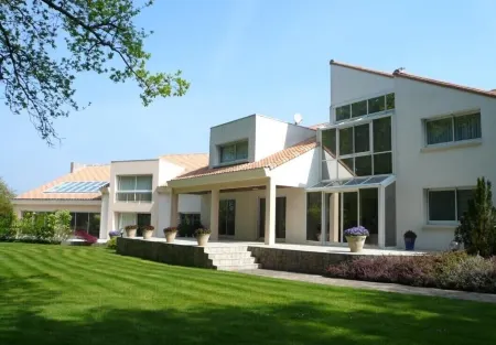 Les Jardins de la Muse, Piscine Couverte, Spa et Fitness Отели в г. Моньер