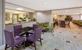 La Quinta Inn & Suites by Wyndham Miami Airport East