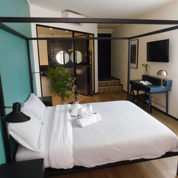 Bob & Sue's Hotel - Housity