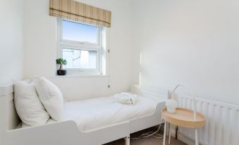 3Br Central Patio Home with Parking