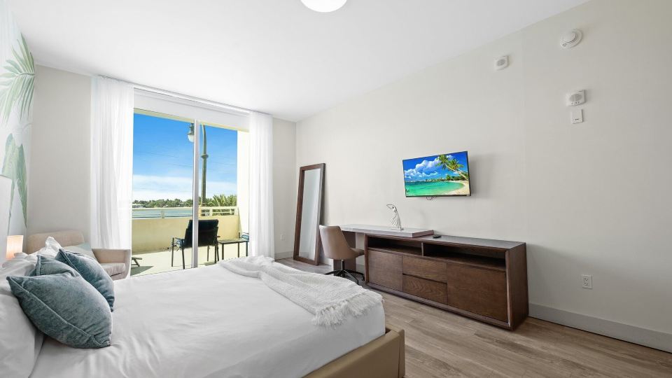 Hollywood Studios Condo