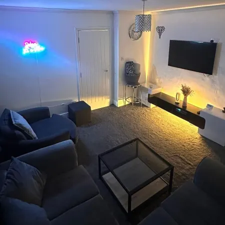HouseSleeps5-Garden-Parking-Petsok-Near Locks