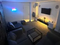 HouseSleeps5-Garden-Parking-Petsok-Near Locks Hotels in Low Moor