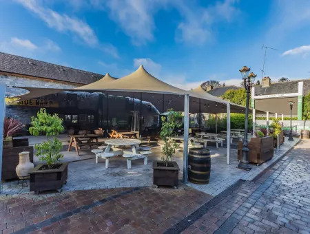 Court Yard Hotel Отели в г. Данбойн