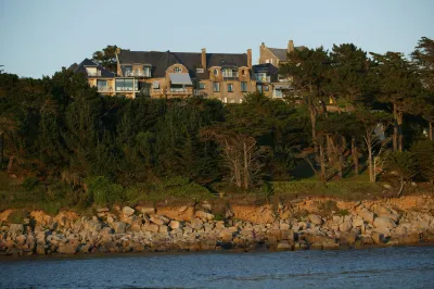 Manoir de Lan Kérellec Hotels near Cote de Granit Rose