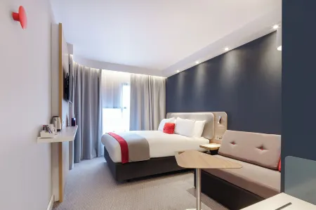 Holiday Inn Express Birmingham - City Centre Отели рядом с достопримечательностью «Birches Green Evangelical Free Church»