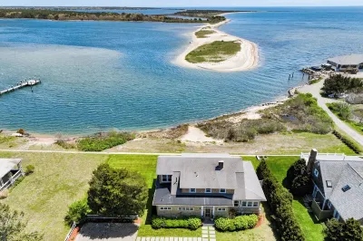 Charming 6-bedroom oceanfront cottage in Falmouth Hotels near Menauhant Yacht Club