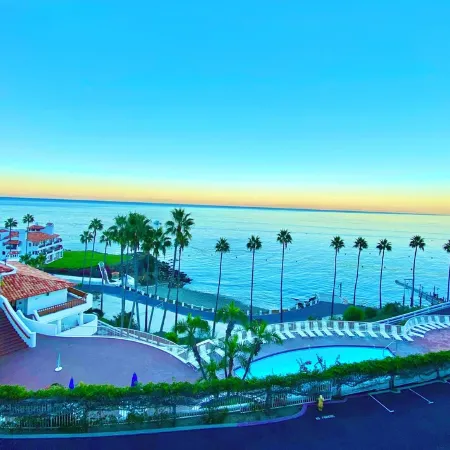 Catalina Honeymoon adventure, 1-bedroom 2 baths with A/C and golf car!