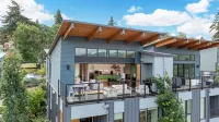 4Bed / 3 Bath Modern, high-end townhome, river view, 1 block to downtown