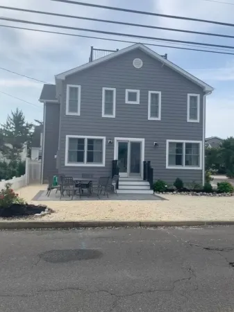 Ocean Block Spacious 5-bedroom house with central AC, Six Houses to Beach! Отели рядом с достопримечательностью «Бичфронт»