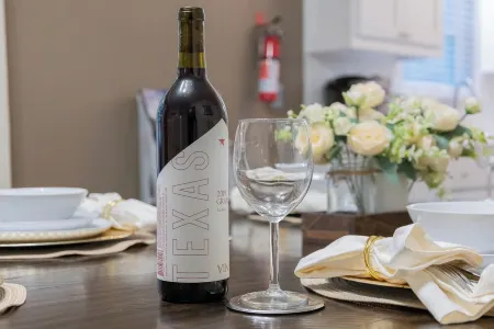 3-Bed Haven - 6 pple Hot tub, King bed, Pool & ping pong table, Grill, Fire pit