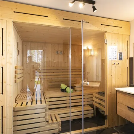 House Comfort, with outdoor whirlpool and sauna for exclusive use, 300m to the lake