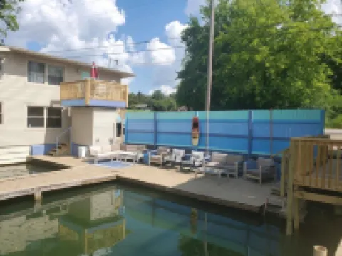 #2 PET FRIENDLY! PONTOON/KAYAKS AVAILABLE! STUDIO CONDO CLOSE TO TOWN & MARINA!