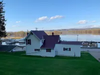 Charming House with Amazing Views! Next to Marina and Tiki Bar Hotels in Allamakee County