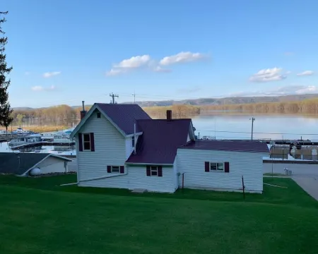 Charming House with Amazing Views! Next to Marina and Tiki Bar Hotels in Allamakee County