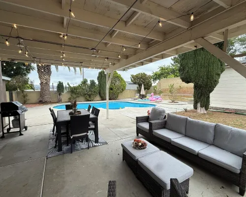 Entire 4 LG Queen BED with large Pool, patio, BBQ, Firepit good for Summer!! Hotels in Rowland Heights