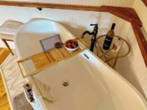 King Apt Suite  w/ Soaker Tub & Mountain Views