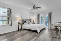 Florida Fun Home with fully fenced, pool backyard and game room 포트 샬로트 비치 공원 주변 호텔