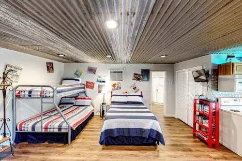 Charming dog-friendly lakefront home with lake view, dock, & washer/dryer Hôtels à : Comte de Burnet