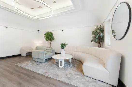 Cozy Studio with Dedicated Workspace and Shared Living Area - Charming Retreat Отели в г. 