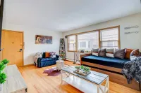 Cozy Haven with High-End Kitchen and Spacious Living Area - Stylish Retreat Hotels in Elmwood Park