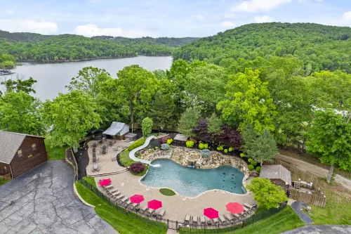 Gorgeous Lakefront Escape with Pools and Activities - Charming Cottage Retreat Hotels in Pine A Township