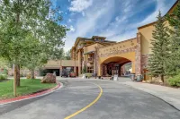 Cozy Condo with Spectacular Views and Amenities - Charming Ski-in Oasis Hôtels à : Comte de Summit