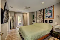 Luxurious Hot Tub and Expansive Backyard - Exquisite Garden Escape